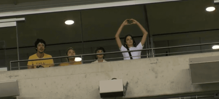Bruna Marquezine e Sasha Meneghel aparecem ao vivo na Globo durante jogo da Seleção Brasileira