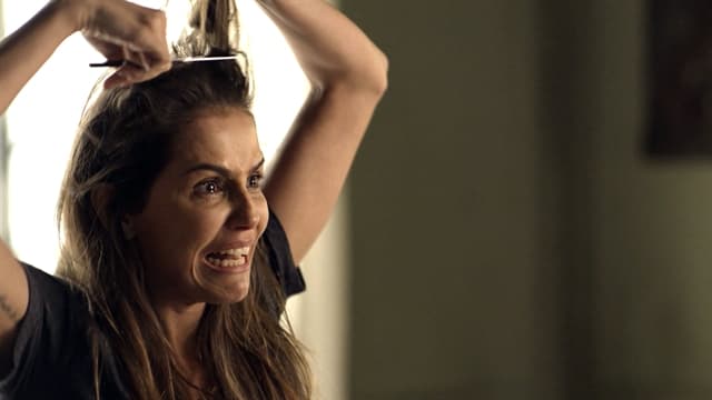 Karola (Deborah Secco), desesperada, corta os próprios cabelos (Foto: Globo/Isabella Pinheiro) Karola (Deborah Secco), desesperada, corta os próprios cabelos (Foto: Globo/Isabella Pinheiro)