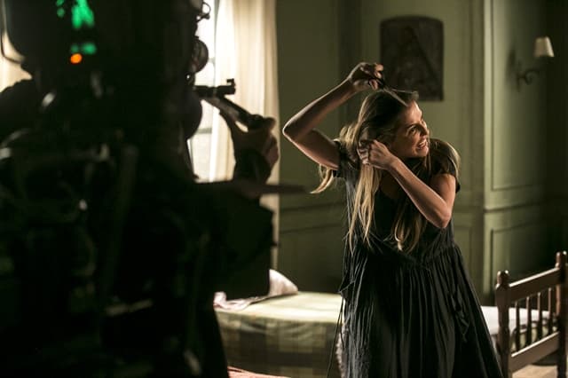 Bastidores da cena em que Karola (Deborah Secco) corta os próprios cabelos (Foto: Globo/Isabella Pinheiro) Bastidores da cena em que Karola (Deborah Secco) corta os próprios cabelos (Foto: Globo/Isabella Pinheiro)