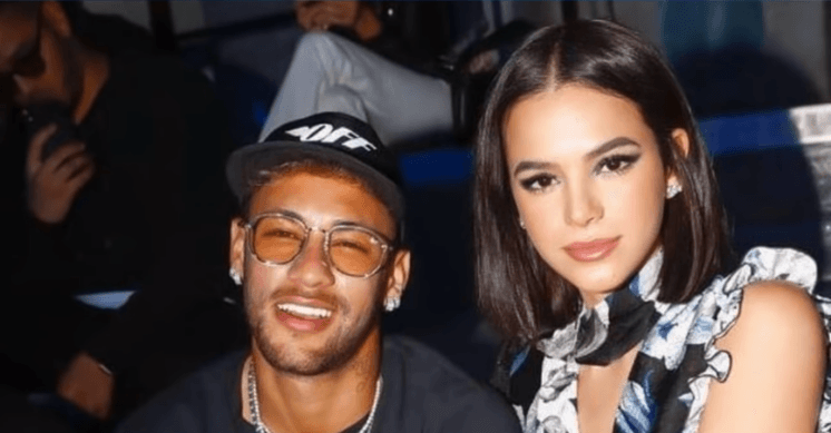 Bruna Marquezine é flagrada por fã em aeroporto