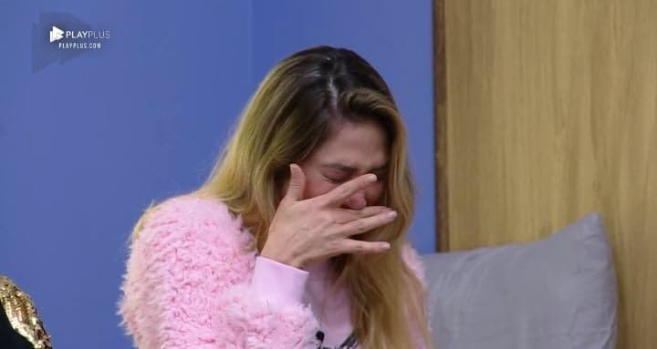 A Fazenda: Após chute, Nadja e Mendigata se agridem com os cabelos