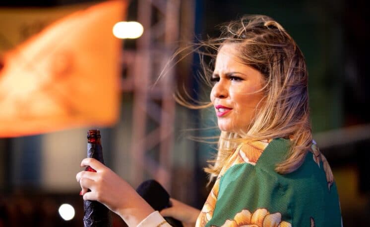 Marília Mendonça vomita em palco, quase morre intoxicada e é ameaçada