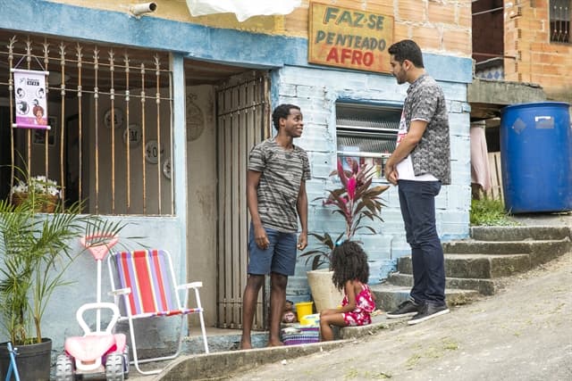 Marquinhos (Miguel Romulo) vai buscar a filha e fica surpreso ao ver Jorge (Hugo Germano) (Foto: Globo/João Miguel Júnior) Marquinhos (Miguel Romulo) vai buscar a filha e fica surpreso ao ver Jorge (Hugo Germano) (Foto: Globo/João Miguel Júnior)