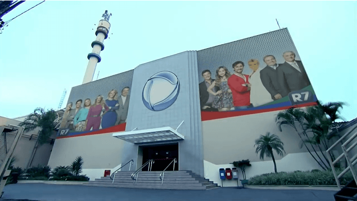 Apresentador da Record está comandando programa de cadeira de rodas