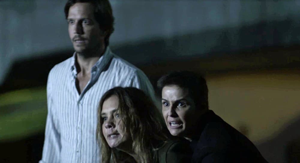 Karola impede Laureta de matar Valentim em Segundo Sol (Foto: Reprodução) Karola impede Laureta de matar Valentim em Segundo Sol (Foto: Reprodução)