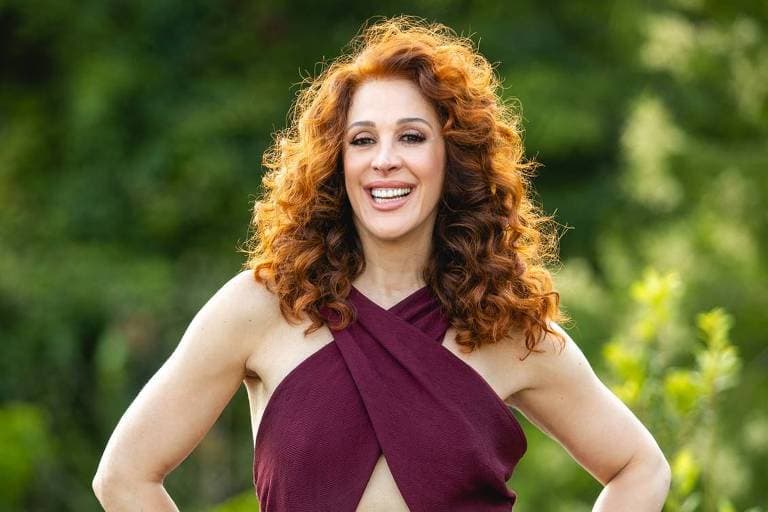 Claudia Raia compartilha clique e semelhança com a filha deixa internautas confusos: "Cópia''