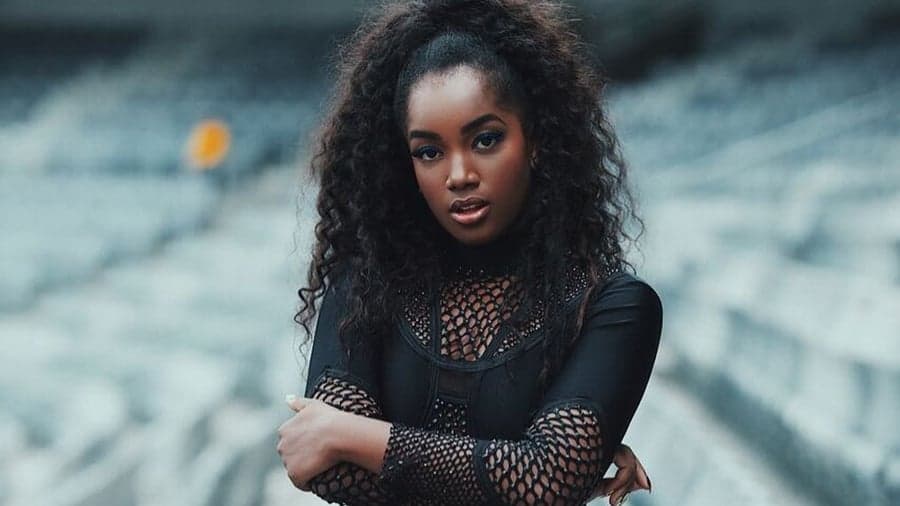 Em clima de romance, IZA e produtor curtem lua de mel no exterior. Confira as fotos