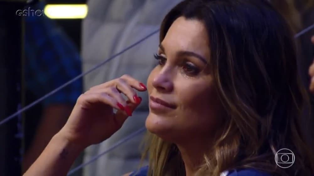 Flávia Alessandra faz temperatura subir ao usar roupa sexy