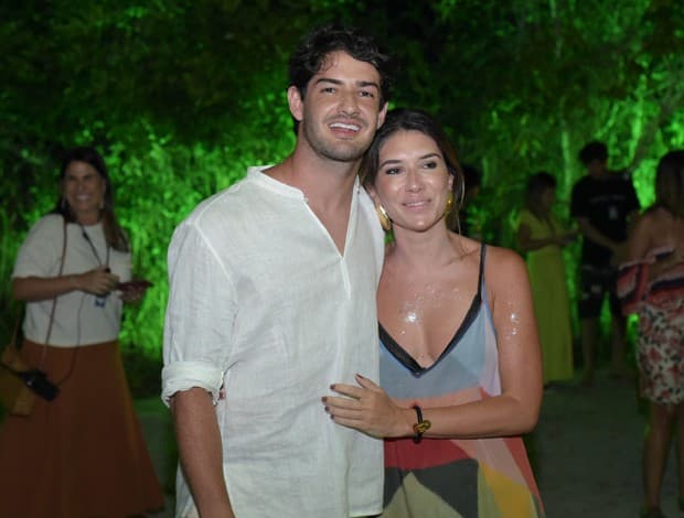 Rebeca Abravanel e Alexandre Pato publicam foto romântica nas redes sociais