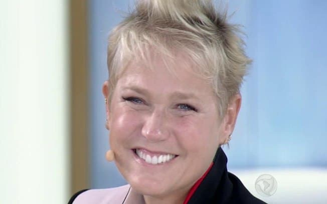 Aos 55 anos, Xuxa Meneghel surge belíssima usando camiseta transparente e sem sutiã em praia