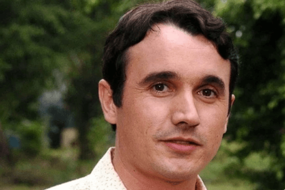 Depois de velório comovente, corpo do ator Caio Junqueira é sepultado no Rio de Janeiro