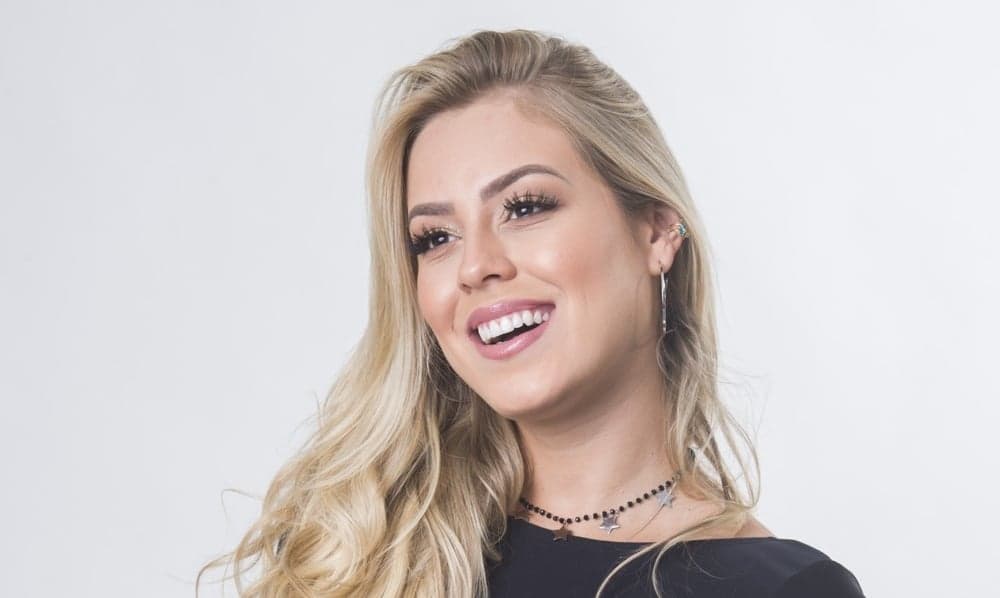 BBB19: Isabella se emociona ao relembrar de sua família e brothers a consolam