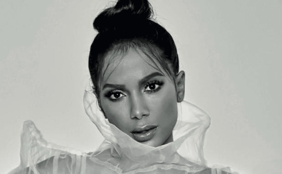 Anitta surpreende ao definir data para fim da carreira de cantora em biografia