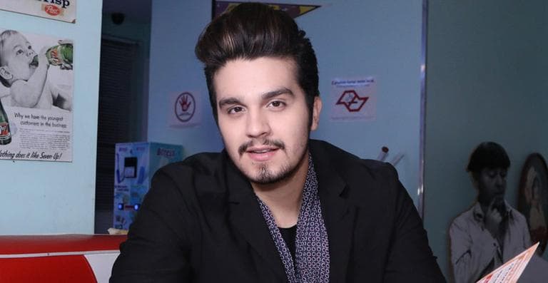 Após mudança radical no visual, Luan Santana mostra treino e choca com boa forma