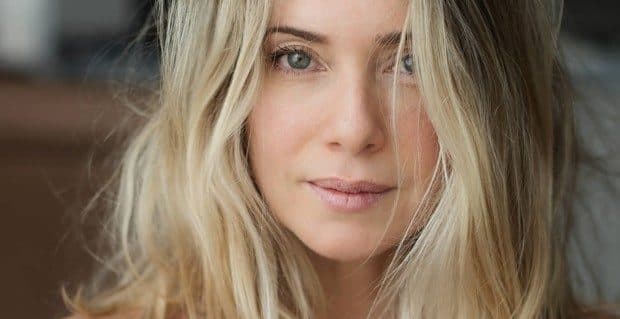 Letícia Spiller comemora o "Dia Internacional da Mulher" com publicação sem sutiã e dispara: "fé , coragem e amor!"