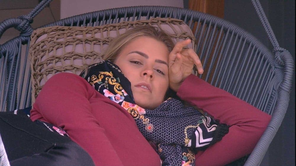 Isabella comenta com Carolina sobre Prova do Anjo: 'Acho que não vou participar' — (Foto: TV Globo)