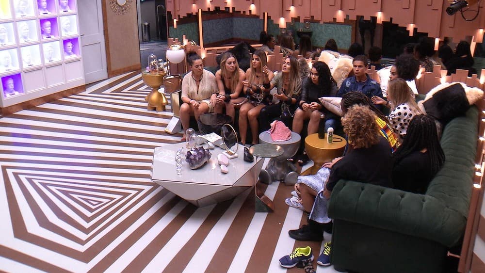 Participantes do BBB19 se reúnem na sala (Foto: Divulgação) Participantes do BBB19 se reúnem na sala (Foto: Divulgação)