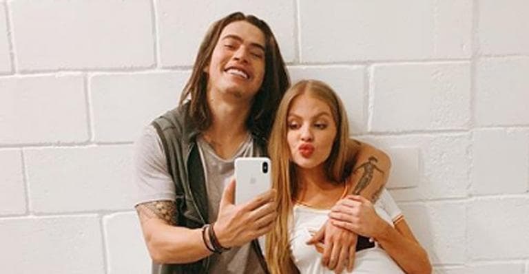 Whindersson Nunes surge em foto com mão em parte íntima de Luísa Sonza e faz comentário ousado: "Uma garupa"