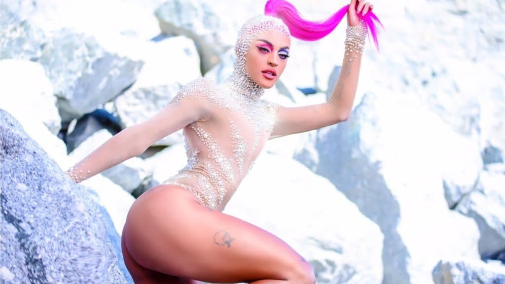 Pabllo Vittar em clipe de Buzina Pabllo Vittar em clipe de Buzina