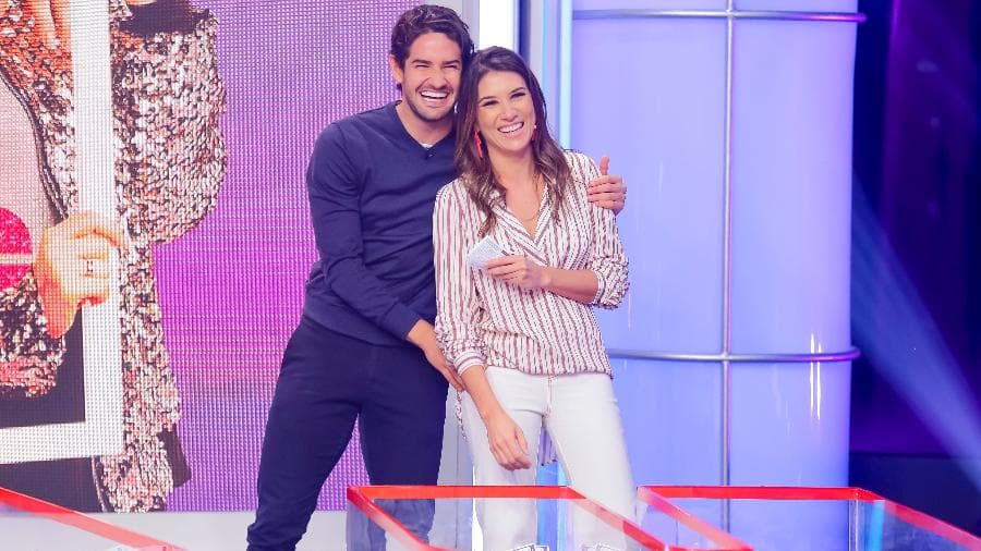 Alexandre Pato se declara para Rebeca Abravanel em programa de TV, leva flores e público reage