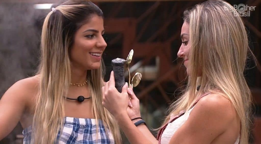 BBB19: Irmã de Paula faz revelação sobre a sister e afirma que a loira já ficou com mulheres