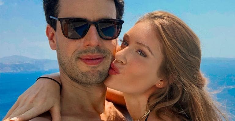Após rumores, Marina Ruy Barbosa mostra momento romântico com Xandinho Negrão na cama