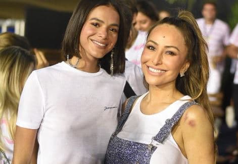 Bruna Marquezine causou aoa aparecer com Sabrina Sato sem sutiã (Foto: Reprodução) Bruna Marquezine causou aoa aparecer com Sabrina Sato sem sutiã (Foto: Reprodução)