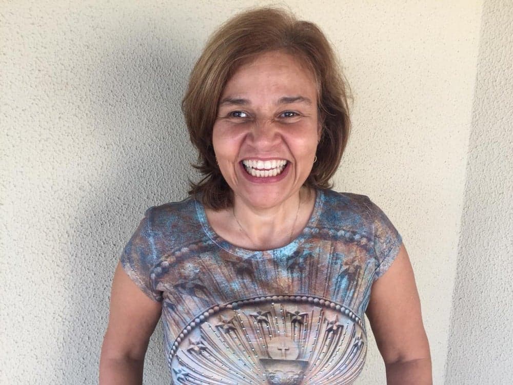 Depois de quase morrer, Claudia Rodrigues aparece sorridente e tenta tranquilizar seus fãs
