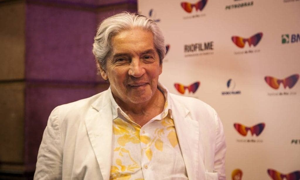 Famosos se despedem de Domingos Oliveira em velório e não contêm emoção