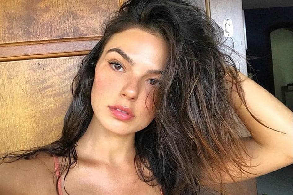 Isis Valverde posta foto ao lado do filho, brinca com os filtros do Instagram e fãs comentam: "Igual"