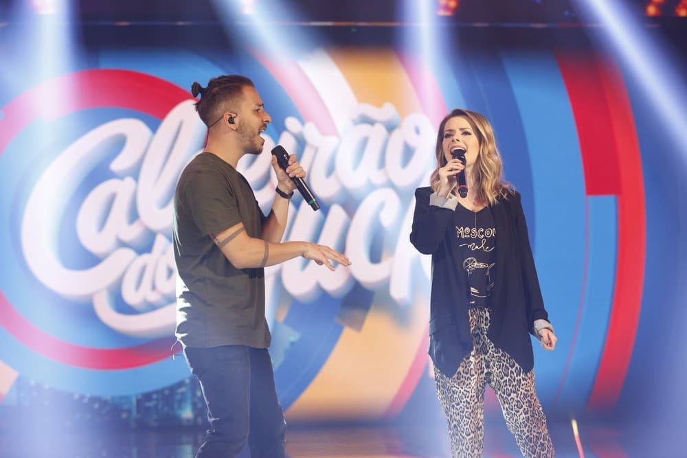 Após confusão com a Justiça, Sandy e Junior aparecem no Caldeirão do Huck e são surpreendidos
