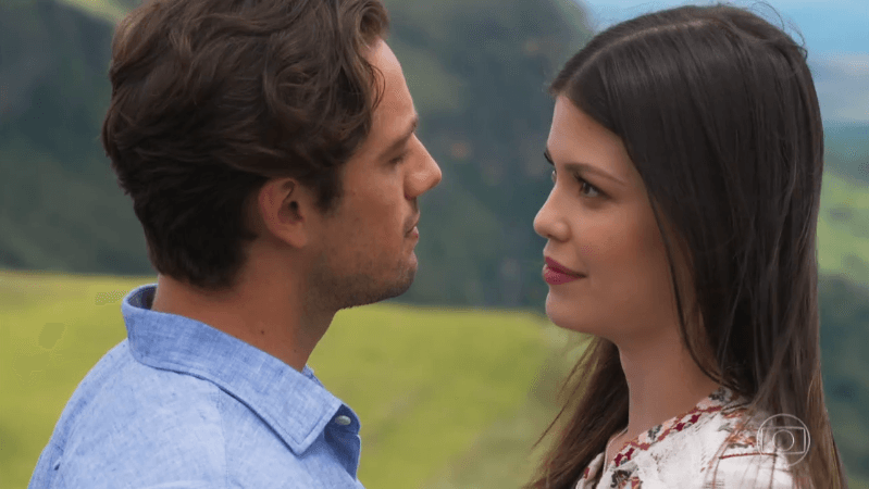 Daniel (Rafael Cardoso) e Crus (Vitoria Strada) em cena de Espelho da Vida (Foto: Reprodução/Globo) Daniel (Rafael Cardoso) e Crus (Vitoria Strada) em cena de Espelho da Vida (Foto: Reprodução/Globo)