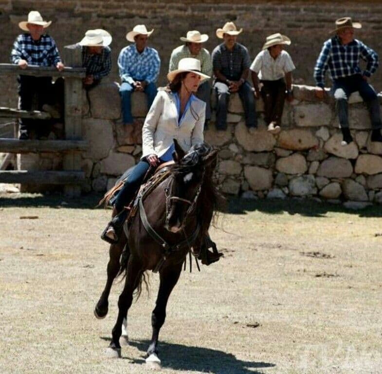 Valantina Vilalba (Lucero) no cavalo em Soy Tua Duena (Foto: Reprodução) Valantina Vilalba (Lucero) no cavalo em Soy Tua Duena (Foto: Reprodução)