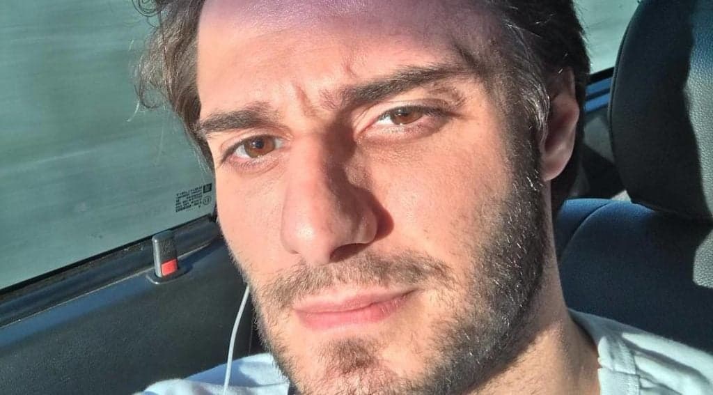 Hugo Bonemer surge sozinho após reconciliação e expõe briga com o namorado: "Acabamos''