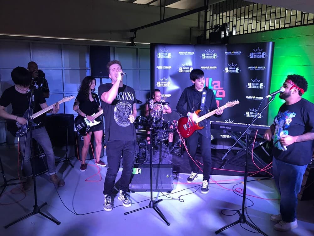 Thiago Fragoso canta em palco disputado do Lollapalooza e surpreende com performance