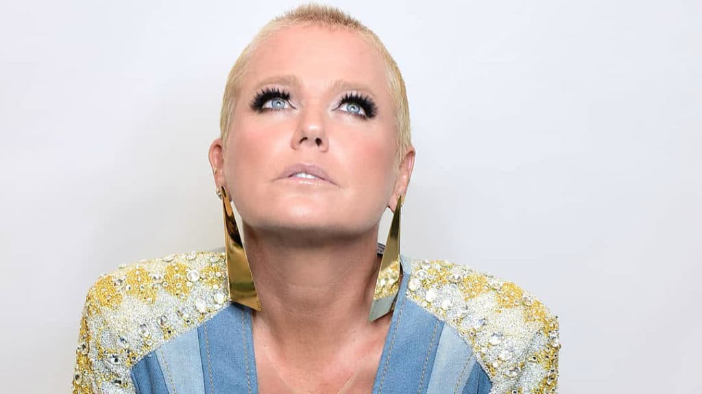 Xuxa posta foto em vaso sanitário e rebate críticas: "Tô cagan.. "