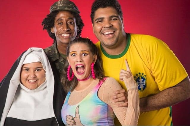 Maria Clara Gueiros, Rodrigo Sant’anna, Welder Rodrigues, Otávio Muller, Fernando Caruso, George Sauma, Flavia Reis, Magda Gomes, Patricia Pinho, Renata Castro Barbosa, Valentina Bandeira, Alexandre Régis, Anselmo Vasconcellos, Antonio Fragoso, Bernardo Schlegel, Cândido Damm, Paulo Mathias Jr. e Léo Castro. A cada semana, essa trupe dá vida aos mais diferentes personagens em cerca de 30 esquetes diferentes. Maria Clara Gueiros, Rodrigo Sant’anna, Welder Rodrigues, Otávio Muller, Fernando Caruso, George Sauma, Flavia Reis, Magda Gomes, Patricia Pinho, Renata Castro Barbosa, Valentina Bandeira, Alexandre Régis, Anselmo Vasconcellos, Antonio Fragoso, Bernardo Schlegel, Cândido Damm, Paulo Mathias Jr. e Léo Castro. A cada semana, essa trupe dá vida aos mais diferentes personagens em cerca de 30 esquetes diferentes.