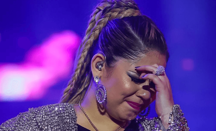 Marília Mendonça é atingida por objeto em show, passa muito mal, abandona o palco e é atendida às pressas