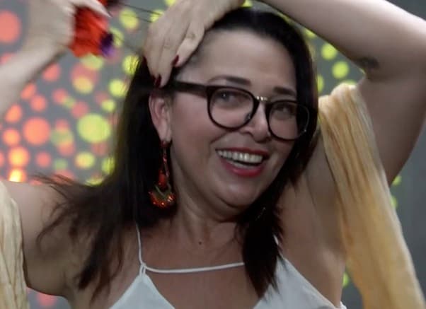 Com 53 anos, ex-BBB Tereza realiza ensaio sensual, faz pedido as mulheres e impressiona pelo corpo