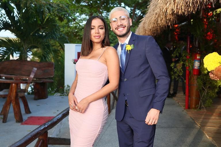 Anitta rouba a cena e chama a atenção na festa de casamento de Carlinhos Maia ao causar tumultuo