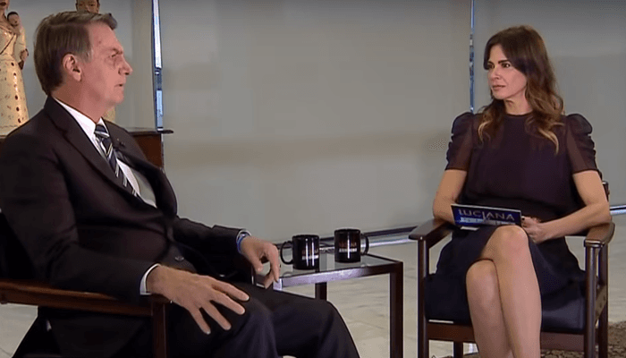 Luciana Gimenez e Jair Bolsonaro durante entrevista (Foto: Reprodução/RedeTV) Luciana Gimenez e Jair Bolsonaro durante entrevista (Foto: Reprodução/RedeTV)