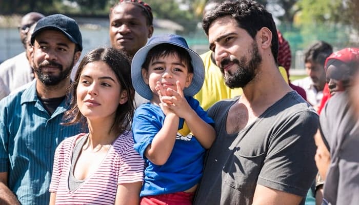 Laila (Julia Dalavia) e Jamil (Renato Góes) com Raduan (Breno Delatorre) em cena de Órfãos da Terra (Foto: Globo/Paulo Belote) Laila (Julia Dalavia) e Jamil (Renato Góes) com Raduan (Breno Delatorre) em cena de Órfãos da Terra (Foto: Globo/Paulo Belote)