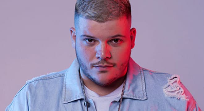 Ferrugem se defende após ser flagrado dando "pisão" em mão de fã e abandonado show