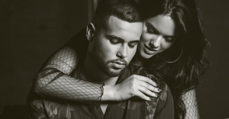 Jerry Smith posta foto ao lado da namorada Emily Garcia e detalhe chama atenção