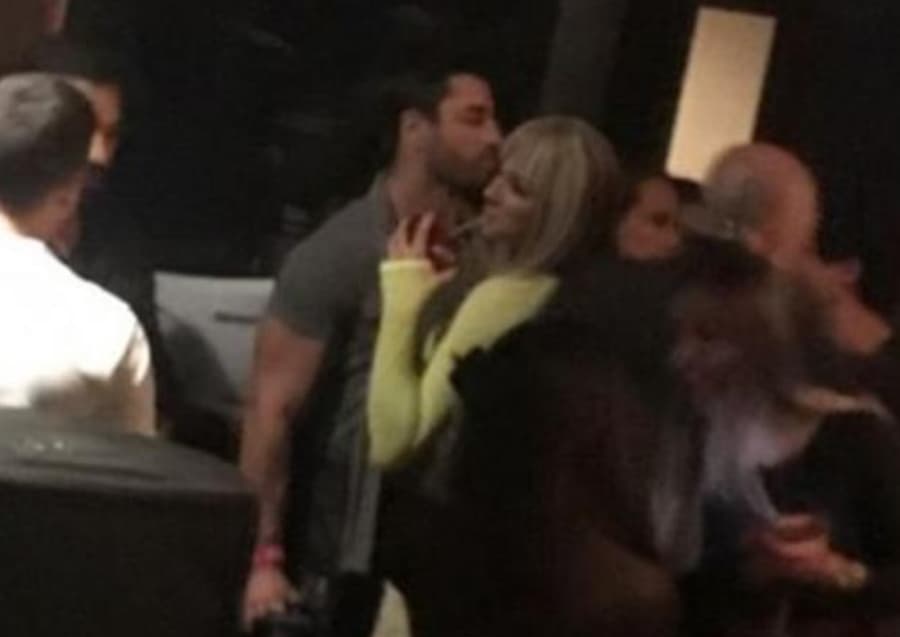Juju Salimeni aparece dando beijo em ex de Babi Rossi e é colocada contra parede para se explicar