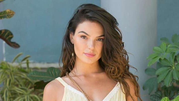 Isis Valverde surge em foto antiga e fãs ficam perplexos com a semelhança: "A cara do Rael"