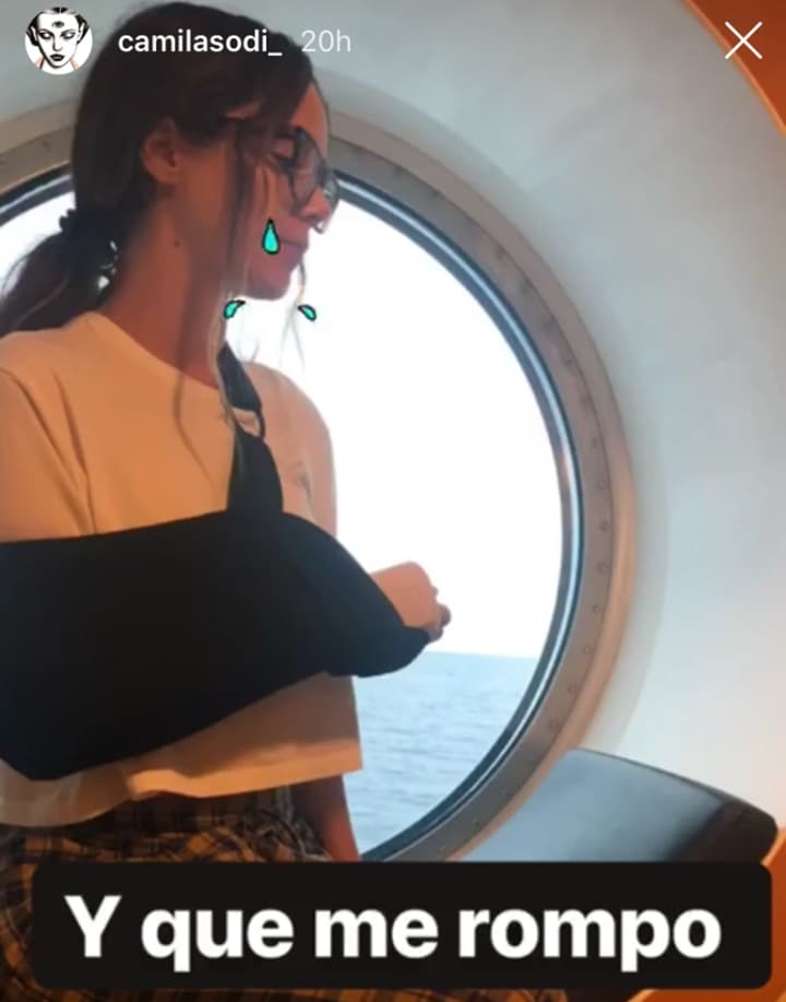 Camila Sodi compartilhou foto com tipóia nas redes sociais. (Foto: Reprodução) Camila Sodi compartilhou foto com tipóia nas redes sociais. (Foto: Reprodução)