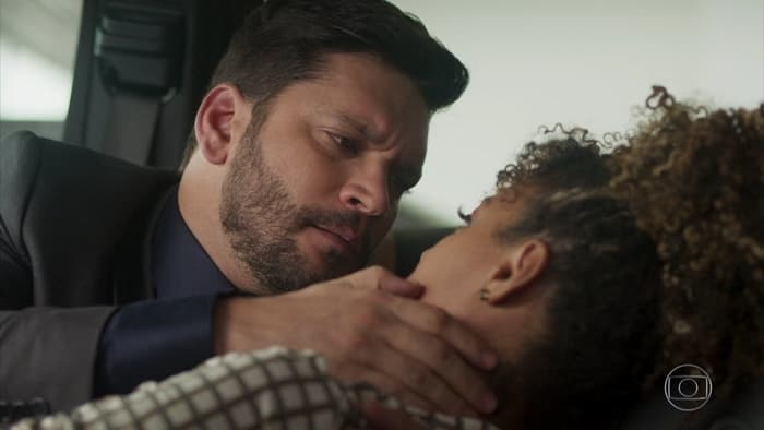 Bom Sucesso: Diogo é flagrado com amante na cama e ela sofre chantagem