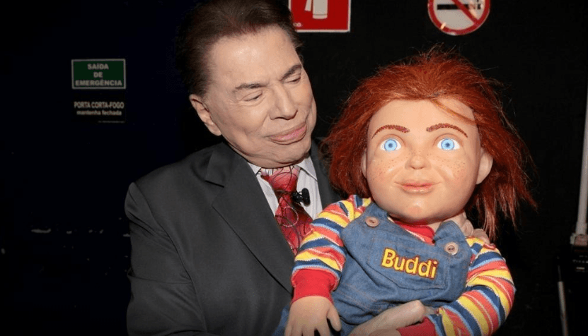 Silvio Santos ao lado de Chucky, o Boneco Assassino Imagem: Divulgação/SBT Silvio Santos ao lado de Chucky, o Boneco Assassino Imagem: Divulgação/SBT