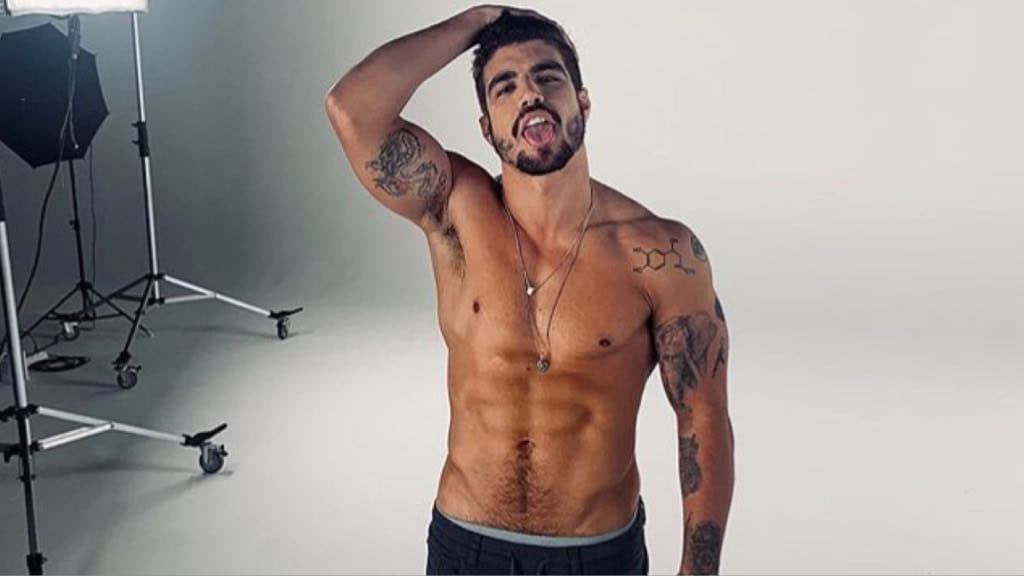 Caio Castro, Rômulo Neto e outros famosos são traídos por si mesmos e fotos pelados são expostas